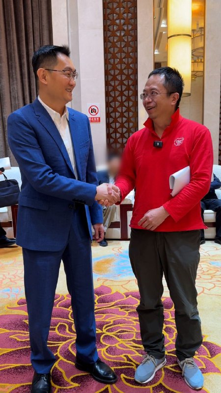 3Q大战14年后，周鸿祎、马化腾罕见握手：相逢一笑360公司创始人周鸿祎晒出了一张与腾讯CEO马化腾握手的照片，并亲切地称呼马化腾为“老朋友”