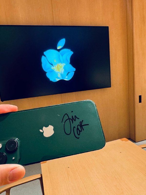 郑恺“喜提”库克签名 iPhone 手机，请求苹果继续生产 mini 系列今晚 19 时，位于上海静安寺的 Apple Store 零售店正式开业，苹果 CEO 库克现身静安店揭幕现场，亲自为苹果静安店揭幕