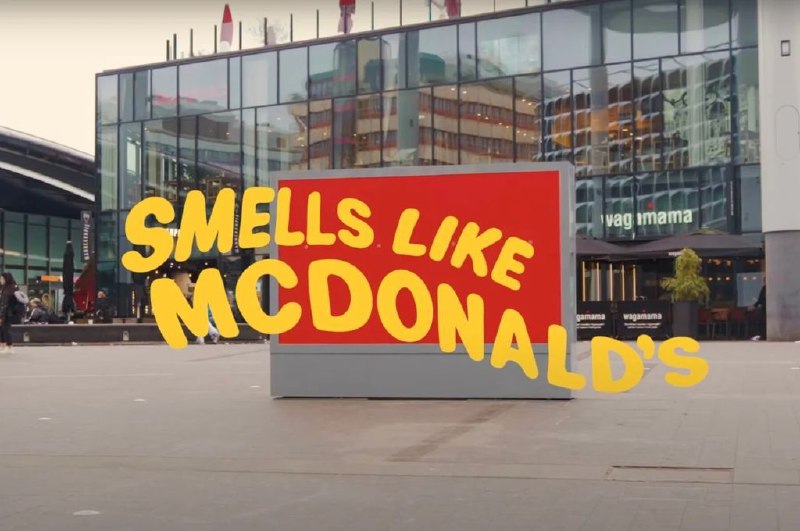 麦当劳在荷兰推出特殊广告牌，用薯条香味勾起你的食欲麦当劳近日在荷兰设立了一个非常独特的广告牌，并非通过常规视觉方式吸引顾客，而是通过薯条的气味，而且整个没有任何麦当劳的广告标语，只有红色和黄色两种颜色
