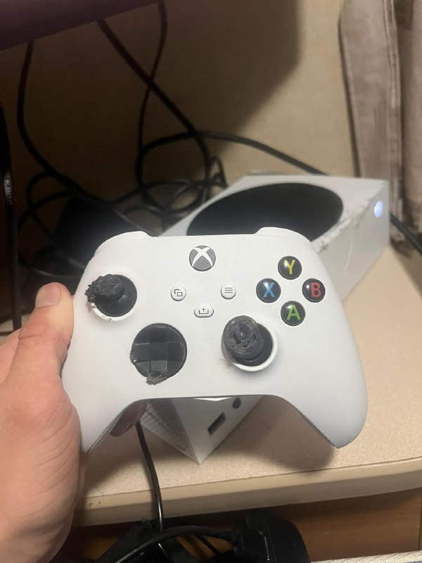 Xbox主机在一场车祸中拯救了该玩家的性命，微软送来一台全新主机这名玩家当时正在骑自行车，被一辆卡车撞倒并卷入了车底，幸运的是Xbox主机帮他承受了头部的伤害，得以逃过一劫
