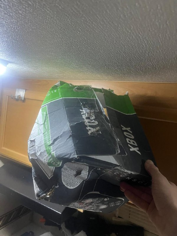 Xbox主机在一场车祸中拯救了该玩家的性命，微软送来一台全新主机这名玩家当时正在骑自行车，被一辆卡车撞倒并卷入了车底，幸运的是Xbox主机帮他承受了头部的伤害，得以逃过一劫