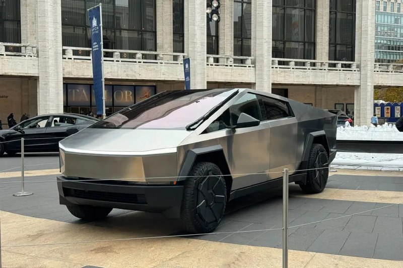 Cybertruck 车主表示，由于加速踏板问题，交付被暂停在过去的几天里，特斯拉推迟了一些 Cybertruck 的交付
