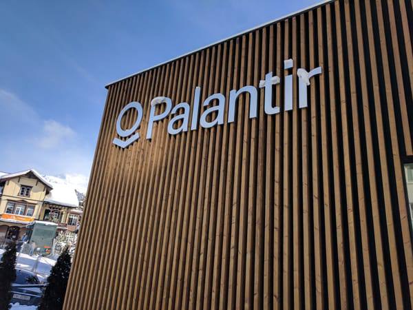 Palantir 计划帮助 ICE 驱逐人员404 Media 获得的内部消息显示，Peter Thiel创建的大数据公司Palantir正在与移民与海关执法局（ICE）进行深入数据合作，包括帮助ICE找到被标记为驱逐出境的人的物理位置