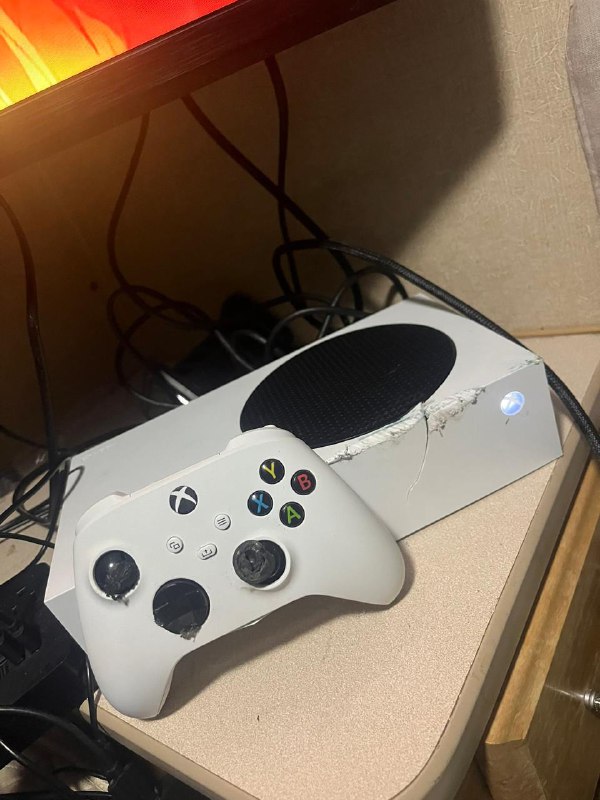 Xbox主机在一场车祸中拯救了该玩家的性命，微软送来一台全新主机这名玩家当时正在骑自行车，被一辆卡车撞倒并卷入了车底，幸运的是Xbox主机帮他承受了头部的伤害，得以逃过一劫