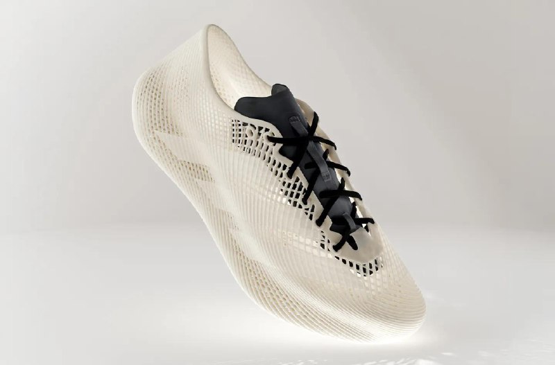 阿迪达斯推出了一款采用 3D 打印技术的 Climacool 运动鞋新变体这款鞋配有鞋带，你可以调整鞋子的合脚度，并有可能改善鞋子死死抱紧你脚的情况