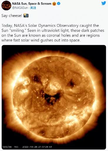 NASA捕捉到“太阳的微笑”，却预示地磁暴有可能袭击地球报道说，美国国家航空航天局太阳动力学天文台10月26日拍摄的图像显示，太阳大气中出现三处清晰的黑点，宛如一对圆圆的眼睛和一个欢快的三角形嘴巴
