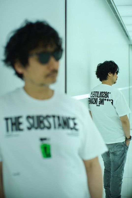 小岛秀夫身穿《某种物质》T恤 ，化身带货模特今日，GEEKS RULE宣布与电影《某种物质》合作推出三件T恤