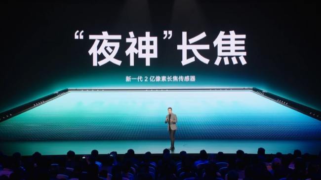 小米15Ultra 6499起，影像配置“一皇一后”小米发布小米15Ultra，共有四款配色，包括两款拼色、经典黑银、松柏绿