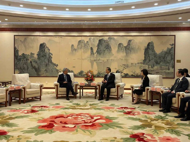 黄仁勋到访北京：希望继续与中国合作17日，中国贸促会会长任鸿斌在北京与英伟达公司首席执行官黄仁勋举行会谈