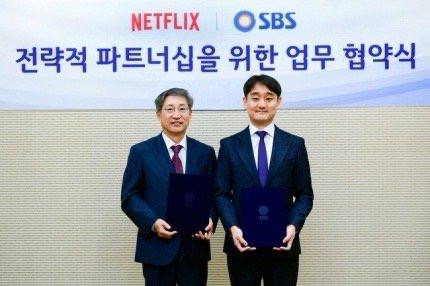 Netflix和SBS签约成为合作伙伴从明年开始《沙漏》《Stove League》《顶楼》等人气代表作可以在Netflix看到，明年一部份新剧也将在Netflix同步公开
