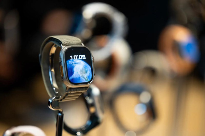 Apple已终止开发搭载摄像头的Apple Watch据《彭博社》报道，有知情人士透露，苹果一直在积极推动带摄像头的 Apple Watch 和 Apple Watch Ultra，计划在 2027 年前发布，不过这个项目本周已经被叫停了