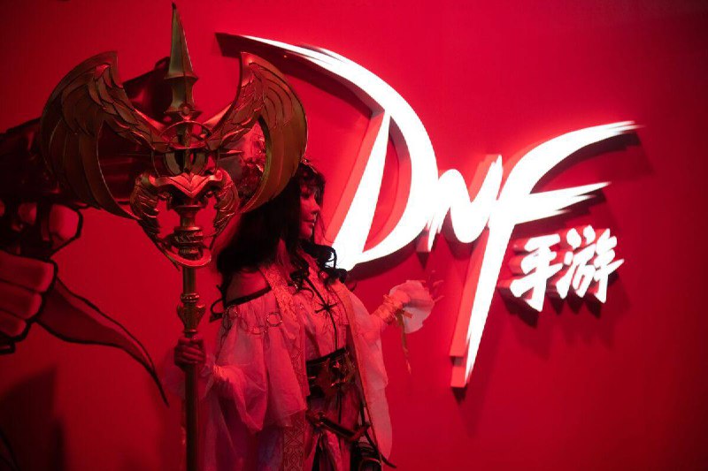腾讯爆款新游戏首月销售超2.7亿美元 达王者荣耀两倍有余独立研究显示，腾讯控股的《地下城与勇士》手游首月销量达到了中国长期以来销售冠军《王者荣耀》的两倍多，暗示这家网络娱乐巨头可能终于找到了能够替代日渐陈旧的游戏产品的新爆款