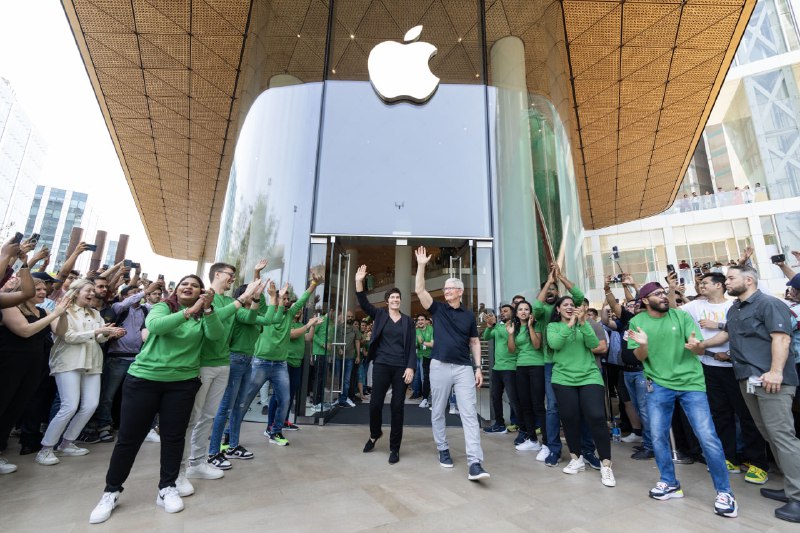 今天，库克出席了印度首家Apple 零售店的开幕仪式🗒 标签: #Apple #印度📢 频道: @GodlyNews1🤖 投稿: @GodlyNewsBot