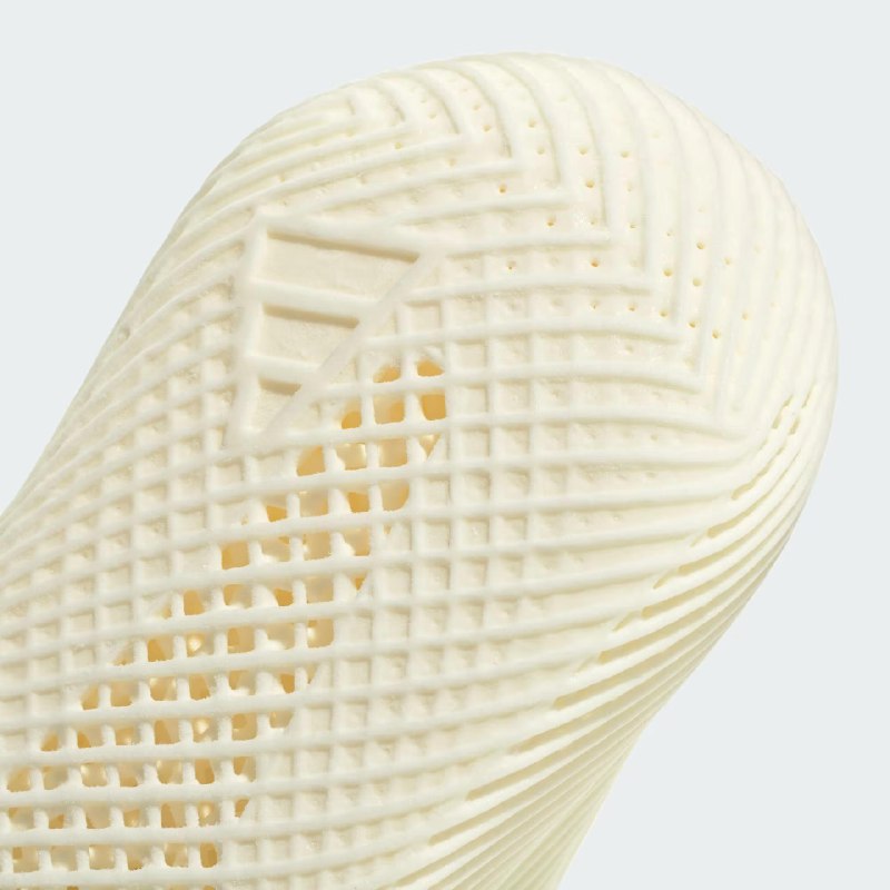 阿迪达斯推出了一款采用 3D 打印技术的 Climacool 运动鞋新变体这款鞋配有鞋带，你可以调整鞋子的合脚度，并有可能改善鞋子死死抱紧你脚的情况