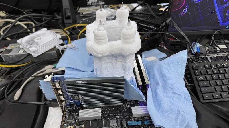 锐龙9 9950X 16核心超频7.55GHz，连破5大世界纪录华硕ROG团队宣布，将一颗锐龙9 9950X超频到了惊人的7548.65MHz，并且打破了五项世界纪录