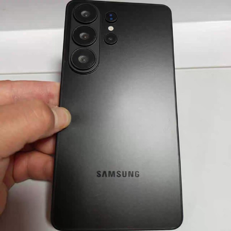 泄露视频展示了Galaxy S26 Ultra 的全新相机模组设计采用凸起的摄像头模组OnLeaks 在 X 上发布了几张疑似样机的照片和视频，与九月曝光的渲染图相呼应