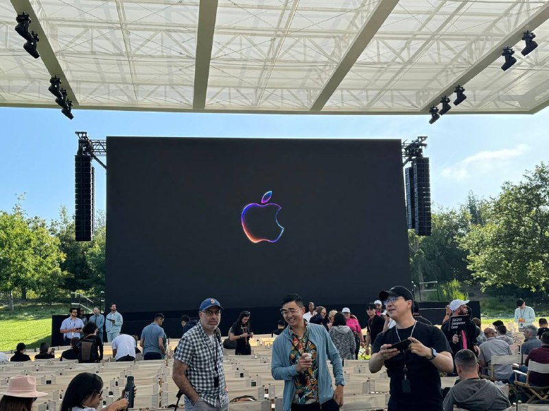 老传统，各位开发者不远万里飞往现场看Apple录好的视频🗒 标签: #Apple #WWDC📢 频道: @GodlyNews1🤖 投稿: @GodlyNewsBot