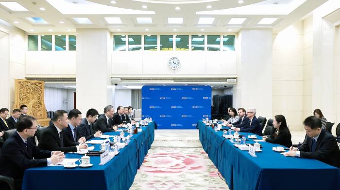 王文涛部长会见苹果公司首席执行官库克：欢迎苹果公司扩大在华投资据商务部网站，3月24日，商务部部长王文涛会见美国苹果公司首席执行官库克