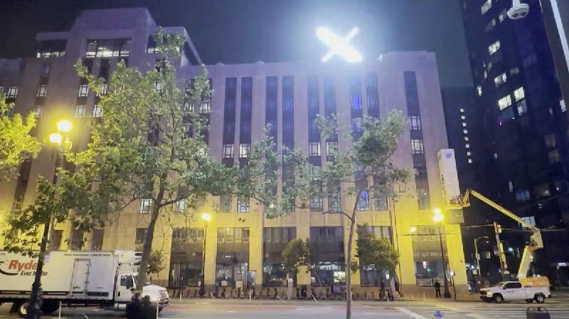马斯克因装X被旧金山建筑检查部调查，居民抱怨灯光刺眼，缺少许可证在社交媒体公司正在进行品牌重塑期间，在大楼屋顶上安装了一个巨大的“X”后，旧金山市对推特总部展开了调查