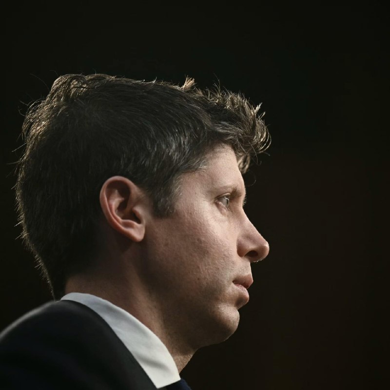 Sam Altman 认为 Google 不是 OpenAI 最大竞争对手，Apple 才是！据《WSJ》报道，Altma在周一于纽约与WSJ记者的午餐会上表示，虽然业内人士关注 OpenAI 与Google的竞争，但他认为真正的竞争将是 OpenAI 与Apple之间