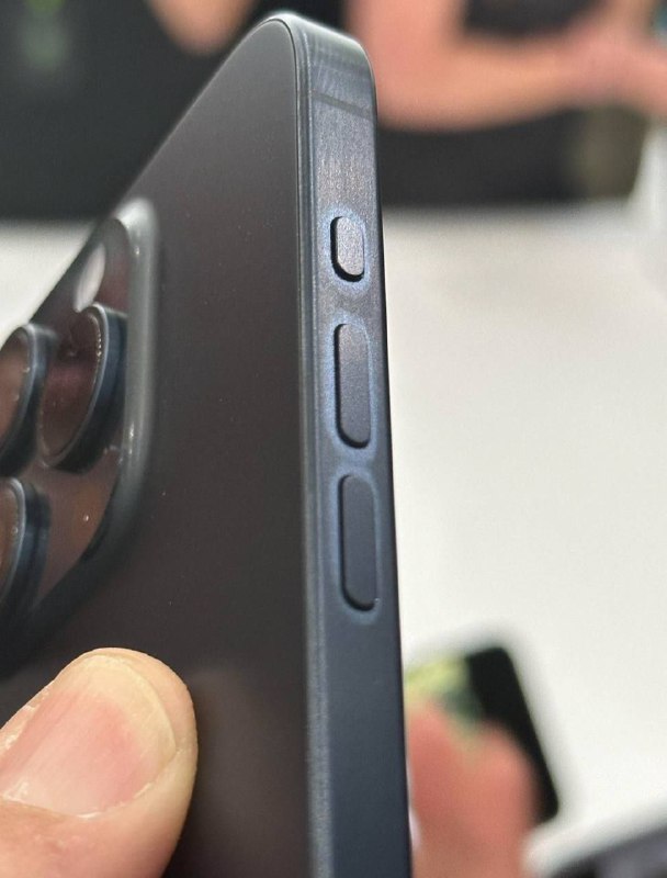 钛合金的 iPhone 15 Pro 边框和背板可能很容易变脏有网友实拍，在苹果发布会一天之后，展台部分 iPhone 15 Pro 和 Pro Max 显得异常的脏