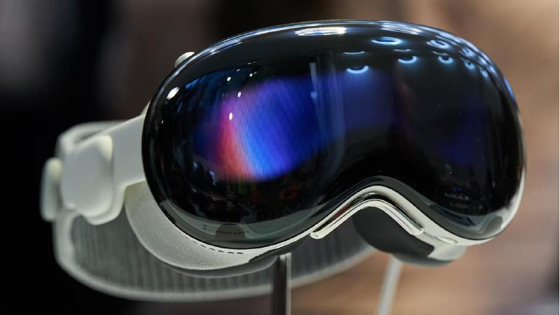 苹果或将于年底停产 Vision Pro，转而专注于更平价的版本据多位直接参与该设备生产的人员透露，从初夏开始，苹果已经大幅缩减了其 Vision Pro 混合现实头显的生产，并且可能在年底前完全停止生产现有版本的设备