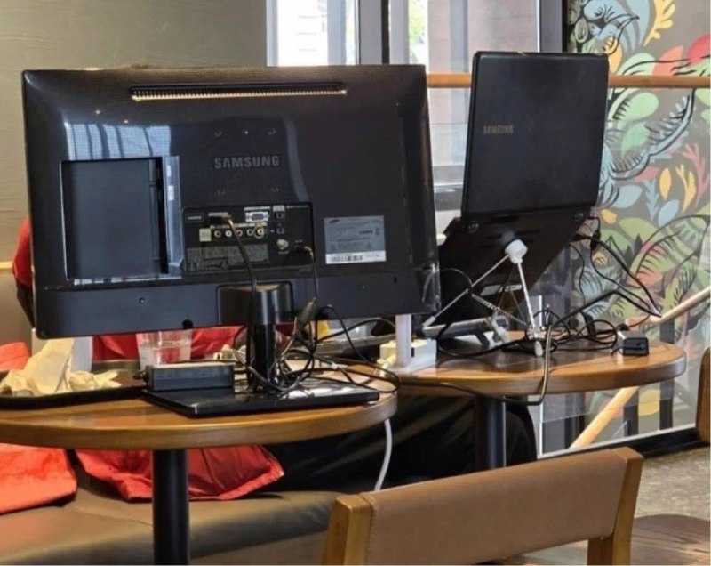 韩国星巴克禁止顾客带台式机点单近日，Starbucks 韩国全国门店都贴出了新告示：禁止顾客携带桌面电脑、打印机、多孔插座、电源板，乃至办公隔板入店