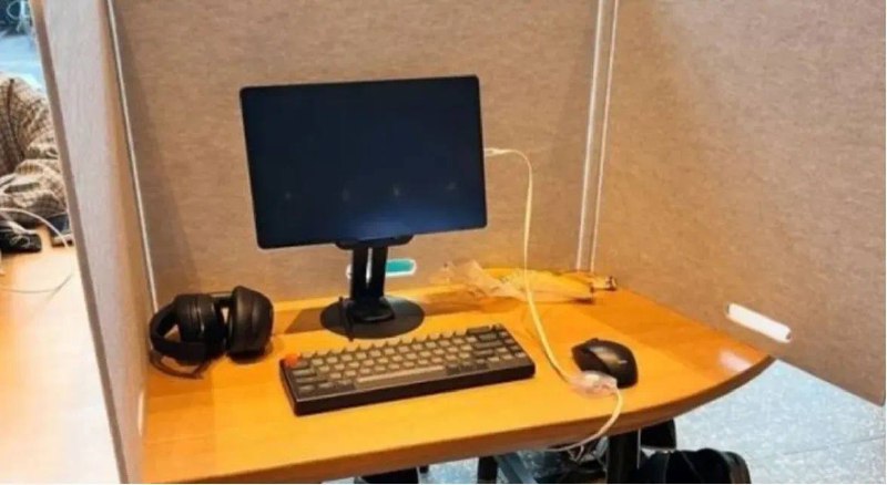 韩国星巴克禁止顾客带台式机点单近日，Starbucks 韩国全国门店都贴出了新告示：禁止顾客携带桌面电脑、打印机、多孔插座、电源板，乃至办公隔板入店