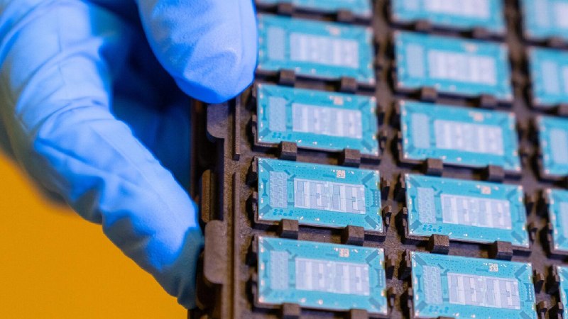 英特尔与蓝思科技将合作开发基于玻璃的半导体封装技术英特尔与蓝思科技（Lens Technology）签署了一项战略合作协议，共同探索基于玻璃基板的半导体封装解决方案，旨在为AI时代的计算平台提供更高的性能、互连密度和能效
