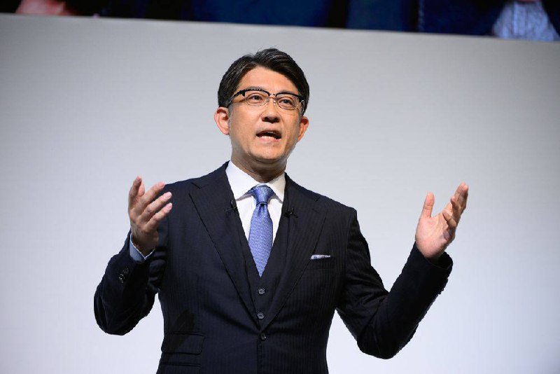 丰田新任CEO首次亮相 计划到2026年推出10款新的电动汽车丰田汽车新任首席执行官佐藤恒治在他的首次新闻发布会上，发布了期待已久的汽车电气化计划初貌，但没有介绍如何与海外电动汽车对手匹敌的具体步骤