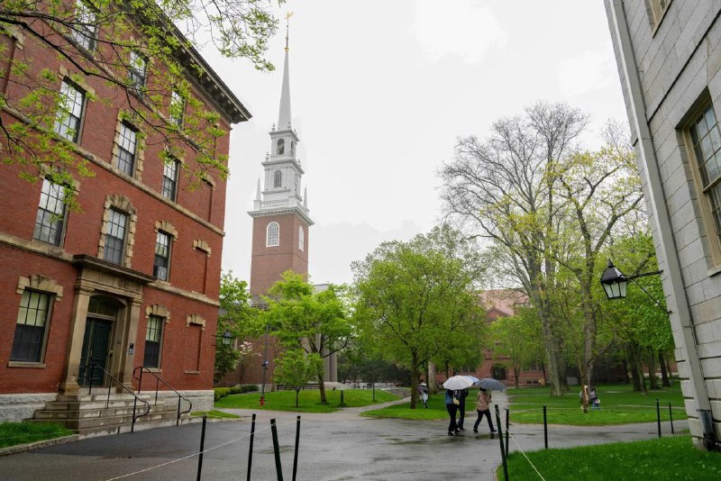 美国禁止哈佛大学招收外国留学生，并迫使学生转学目前在读的国际学生必须转学，否则将失去合法身份