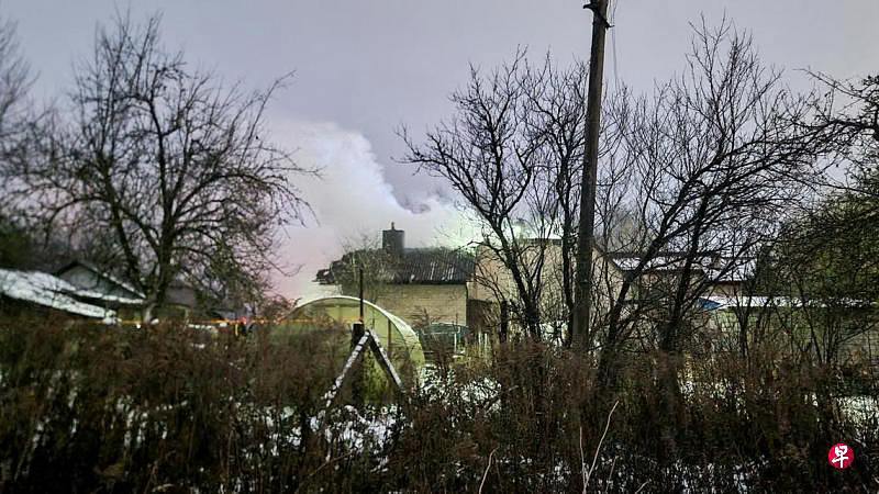DHL货机降落立陶宛机场时撞房屋 酿一死三伤敦豪速递公司的一架货运飞机在立陶宛首都机场降落时撞上一栋房屋，机上一人死亡、三人受伤