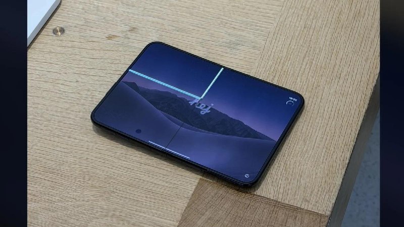 苹果首款折叠屏iPhone Duo出师不利：有人折不到20次就裂屏了据Tom’s Guide、PhoneArena报道，iPhone Duo上市后，Reddit上陆续出现损坏照片：内屏沿中央铰链开裂，部分还伴随白色或绿色亮线