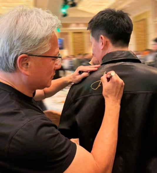 英伟达员工晒年会最牛年终奖：黄仁勋亲笔签名的皮衣近日，一位自称是英伟达员工的网友晒出一件黄仁勋亲笔签名的皮衣