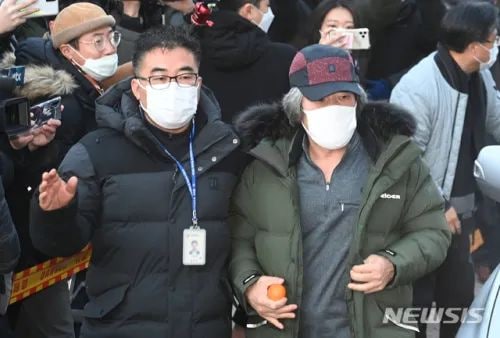 素媛案罪犯赵斗顺今日出狱 据韩国SBS电视台12日最新消息，电影《素媛》原型罪犯赵斗顺于今晨刚刚刑满出狱.赵斗顺将回到京畿道安山市居住，那里既是他的老家，有妻子在生活，也是绑架性侵案的发生地