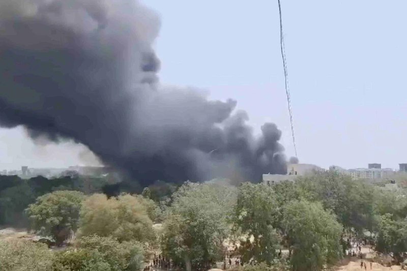 印度航空飞机起飞时坠毁，超200人生死未卜航空公司确认是飞往伦敦盖特维克（London Gatwick）机场的 AI171 航班根据 flightradar24 的数据，飞机型号为波音 787-8 梦想客机，注册号为 VT-ANB