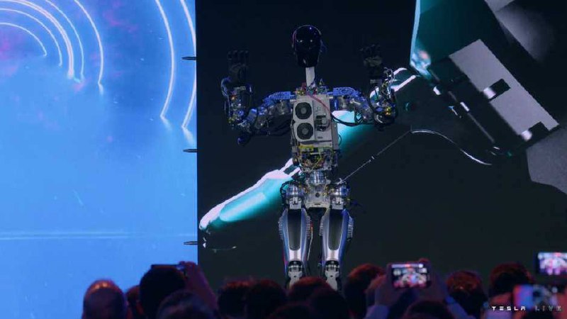 在特斯拉2022年AI日活动中，人形机器人擎天柱Optimus原型机正式亮相