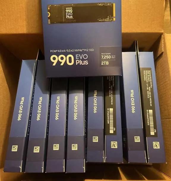买一得九？一位亚马逊买家花费200加元购买990 Evo Plus 却收到了一整箱包装错误？仓库机器人出错？员工太累了？还是一次有目的的病毒式营销？Reddit 用户 Ok-Middle-1360 从亚马逊购买了一块 2TB 的三星 990 EVO Plus NVMe M.2 固态硬盘，却意外收到了九块的整箱货