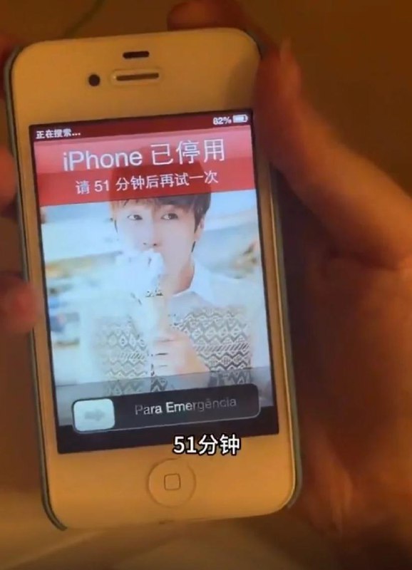锁了十年的 iPhone 4s 终于解锁，寻回已故爱猫影片意外发现珍贵回忆博主在影片中回忆道，这部 iPhone 4s 在 2015 年被莫名锁定，当时显示需要等待 8 万多小时才能解锁
