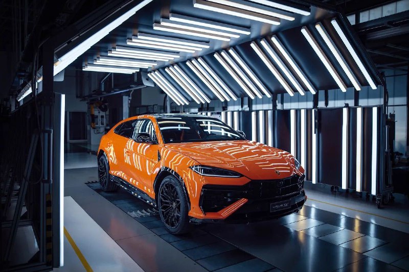 兰博基尼发布了插电式混合动力 Urus SE，这款 SUV 是兰博基尼销量最高的车型这款豪华电动 SUV 的混合动力系统可以输出总共 800 CV（一种马力的公制单位，相当于 789 hp），或 588 kW，这要归功于它的 25 kWh 电池