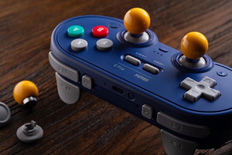 8BitDo 推出首款可更换按钮的游戏手柄Pro 3你可以根据需求，将 Pro 3 的磁性按钮在 Xbox 和 Switch 的布局之间交换位置