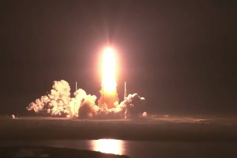 NASA阿尔忒弥斯1号登月火箭在肯尼迪航天中心发射升空周三，美国宇航局的咆哮照亮了夜空，首次将其巨大的下一代火箭送入太空