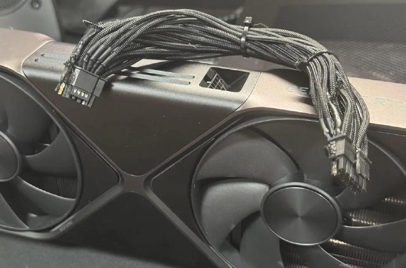 英伟达的 RTX 5090 电源接口融化，12VHPWR 电源线问题再次出现