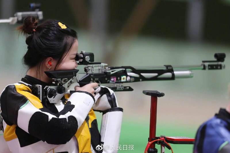 【首金产生！杨倩摘得东京奥运首金】东京奥运会女子十米气步枪决赛中，中国选手杨倩以251.8环摘得金牌，创造了新的奥运会纪录