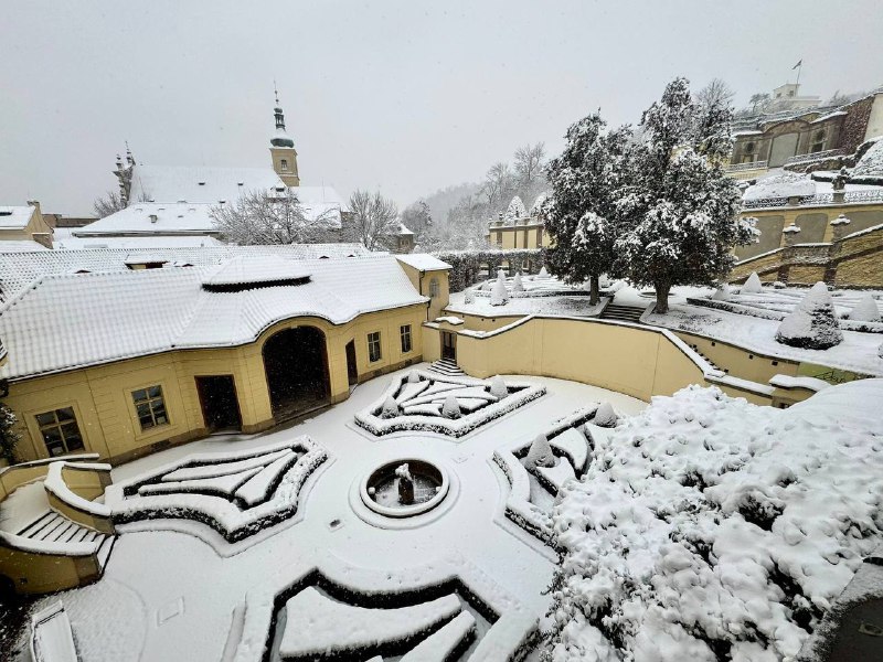一位X用户称：自2010年以来，欧洲还没有见过这样的积雪——60%被白色的积雪覆盖!❄️