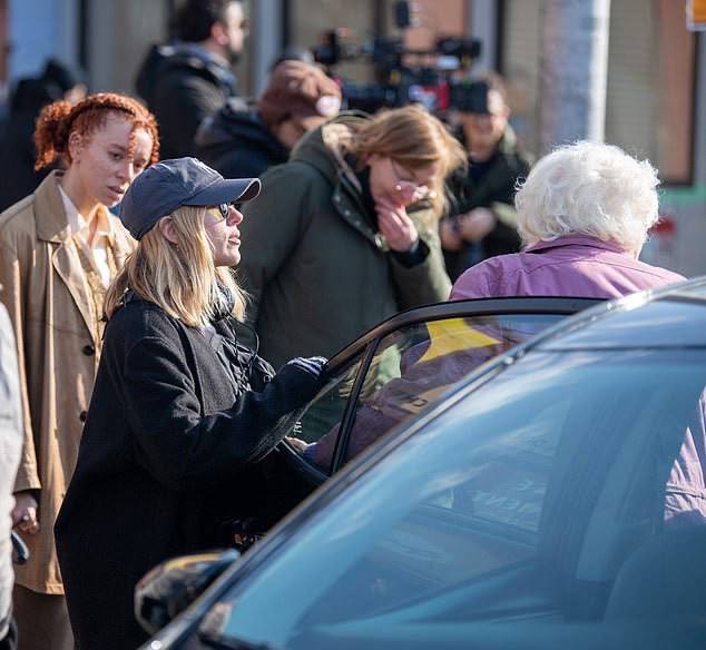 《了不起的埃莉诺》开拍 斯嘉丽约翰逊转行当导演演员斯嘉丽·约翰逊转型做导演，她执导的首部剧情长片《了不起的埃莉诺》正式开拍，她曾于2009年作为导演拍摄短片《破鞋》，但口碑平平