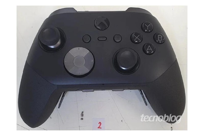 多款未发布的 Xbox 手柄被巴西监管机构Anatel公开包括Xbox Elite 3（精英版）以及更小尺寸 Xbox 手柄更小尺寸的Xbox手柄据《Tecnoblog》 报道，它的外观与 8BitDo 和 HyperX 等第三方产品相似