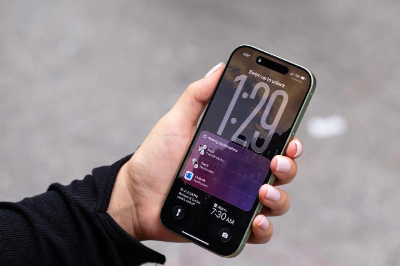 iOS 26.2 版本正式发布，新增液体玻璃、AirDrop 以及 Apple Music 的更新功能今天，苹果正式推出了适用于 iPhone 11 及更新型号的 iOS 26.2 系统，新增了锁屏界面的自定义功能，用户可以调节不透明度