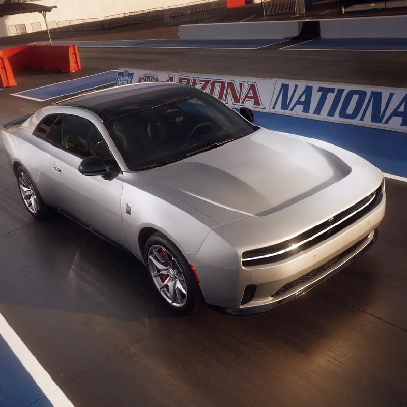 道奇首款电动肌肉车正式亮相全电动2024道奇Charger Daytona今天正式亮相，配备400伏电力系统和100.5kWh电池，可提供高达670马力