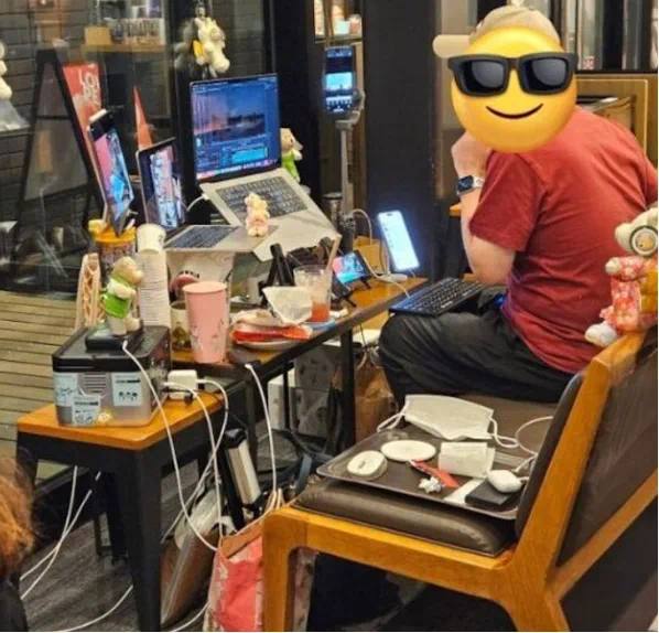 韩国星巴克禁止顾客带台式机点单近日，Starbucks 韩国全国门店都贴出了新告示：禁止顾客携带桌面电脑、打印机、多孔插座、电源板，乃至办公隔板入店